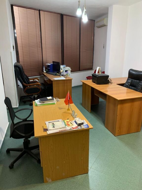 🏢Perballe Toptanit jepet me qera ambient per zyra me siperfaqe 45m2  40,000Leke  