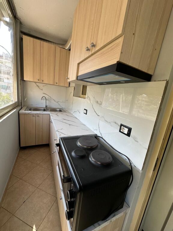 Rruga e Elbasanit,pas Ambasades Amerikane  shitet apartament  1+1, 15,000,000 leke
