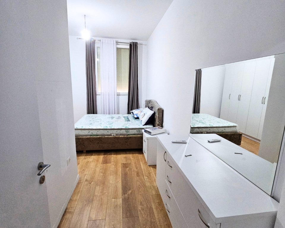 Prane Shkolles Se Kuqe Shitet Apartament 1+1 I Mobiluar!
