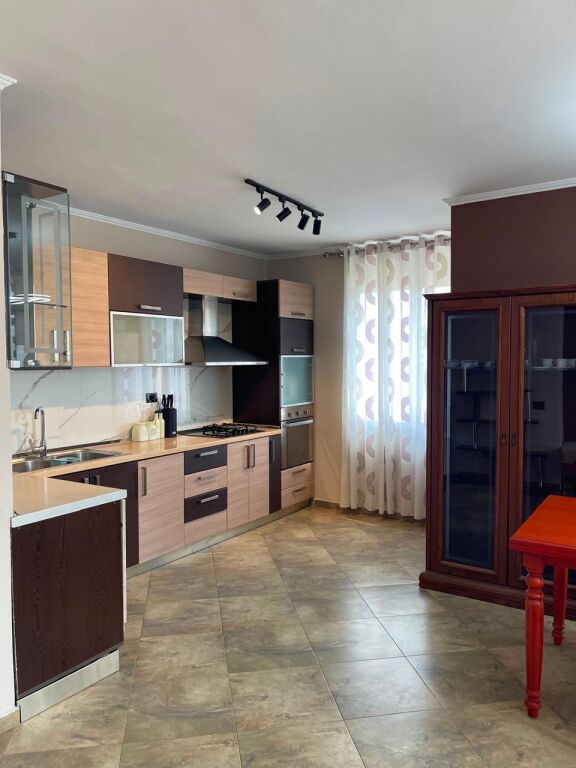 🏢Ish Tregu Elektrik,prane Erges Bar jepet me qera apartament 2+1,i mobiluar. 80,000Leke