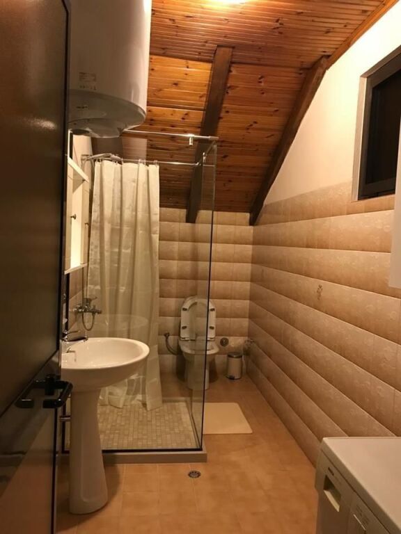 🏠Ne zonen e Xhamllikut,jepet me qera kati i III-te i nje vile,2+1 60,000Leke