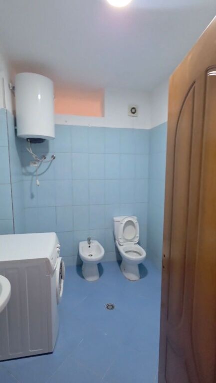 Shitet  Apartament 2+1 +2 tualete + 2 ballkone ne Plazh
