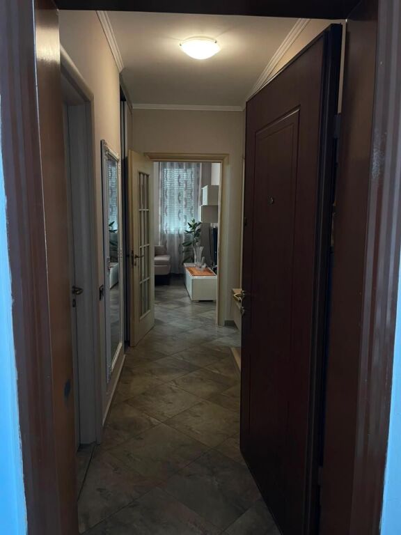 🏢Ish Tregu Elektrik,prane Erges Bar jepet me qera apartament 2+1,i mobiluar. 80,000Leke