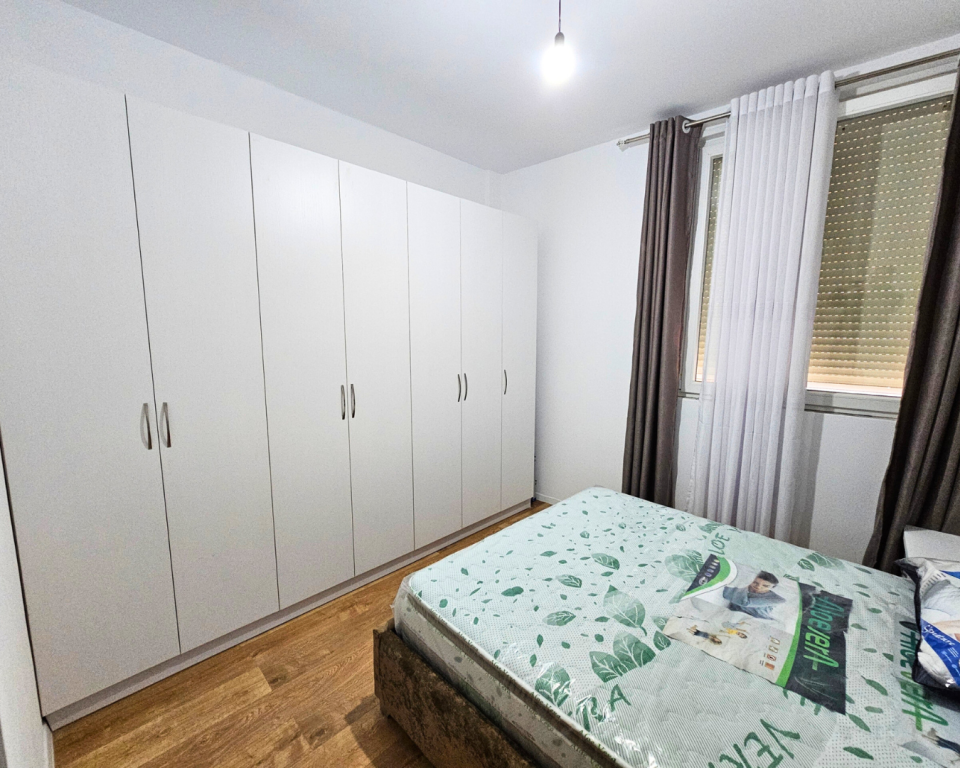 Prane Shkolles Se Kuqe Shitet Apartament 1+1 I Mobiluar!