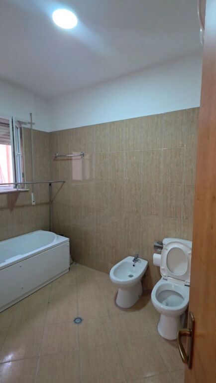 Shitet  Apartament 2+1 +2 tualete + 2 ballkone ne Plazh