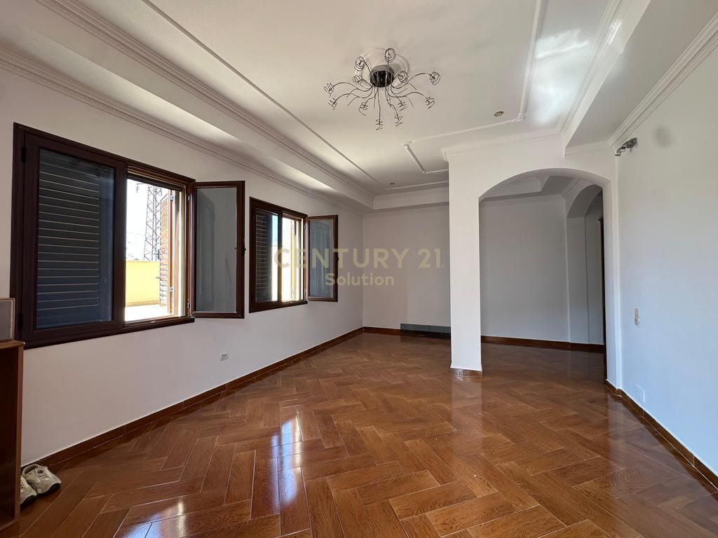 SHITET VILË 3-KATËSHE + 1 KAT NËN TOKË ,KOMBINAT 260,000 €