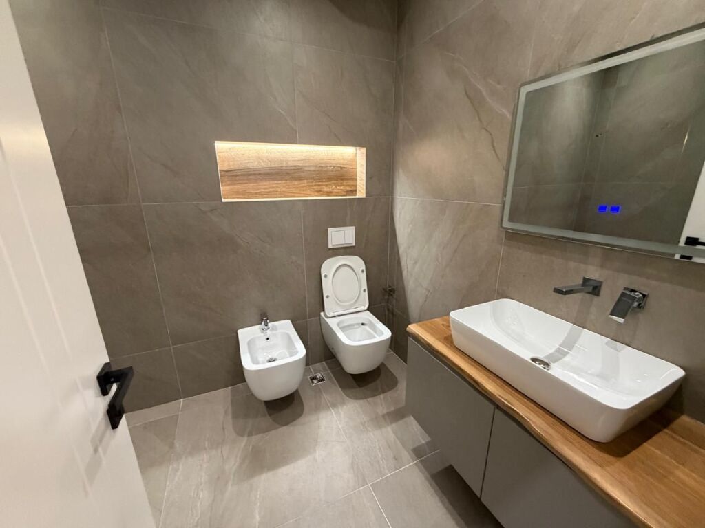 Jepet me qera apartment te Petville liqeni that 2+2 mobiluar 1500 eu