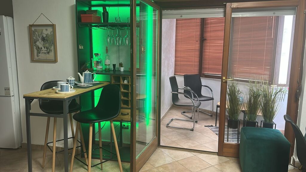 🏠 Jepet me qira apartament 2+1  📍 Në qendër të Tiranës, tek 9-katëshet, tek Prokuroria 💰 Çmimi: 80,000 lekë/muaj