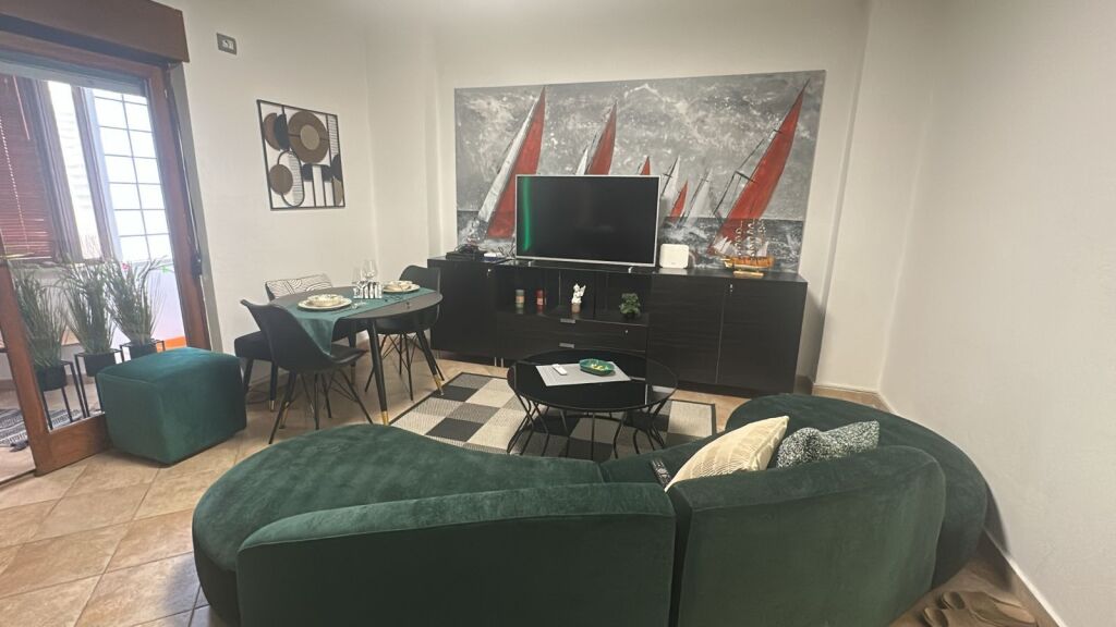 🏠 Jepet me qira apartament 2+1  📍 Në qendër të Tiranës, tek 9-katëshet, tek Prokuroria 💰 Çmimi: 80,000 lekë/muaj