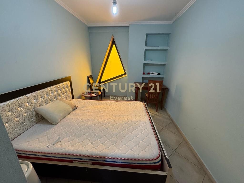 RRUGA E BOGDANEVE, APARTAMENT 3+1+2 PER QIRA