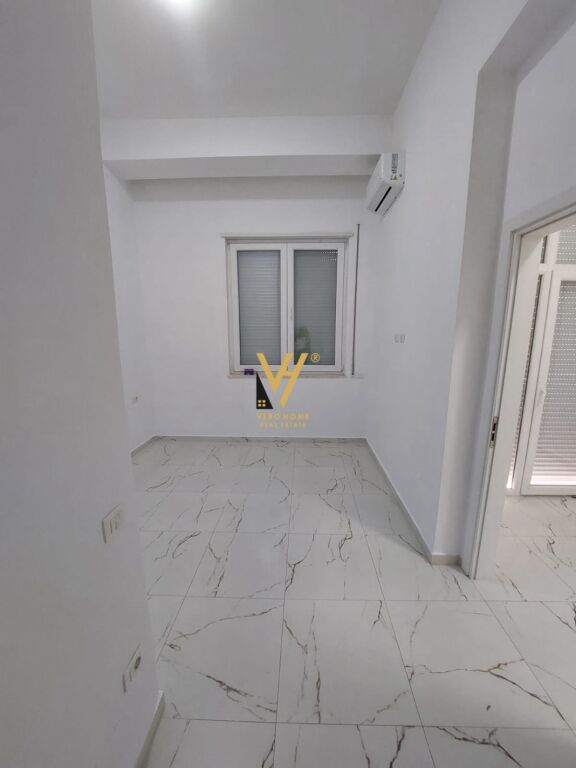 JEPET APARTAMENT 2+1+BLK ME QERA TE DONIKA CENTER 850 EURO