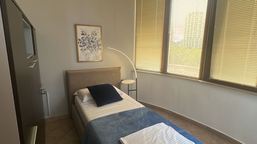 🏠 Jepet me qira apartament 2+1  📍 Në qendër të Tiranës, tek 9-katëshet, tek Prokuroria 💰 Çmimi: 80,000 lekë/muaj