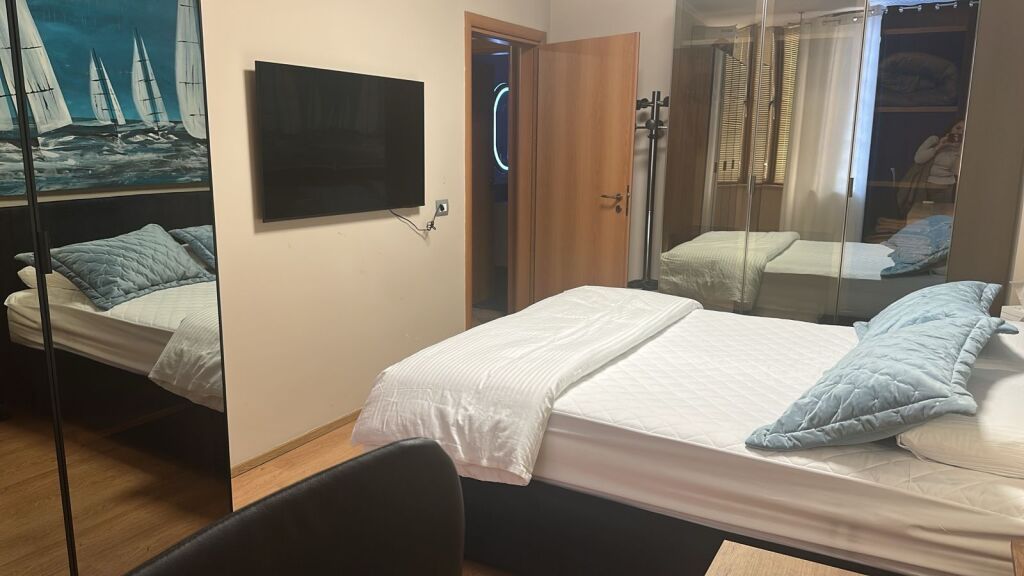 🏠 Jepet me qira apartament 2+1  📍 Në qendër të Tiranës, tek 9-katëshet, tek Prokuroria 💰 Çmimi: 80,000 lekë/muaj