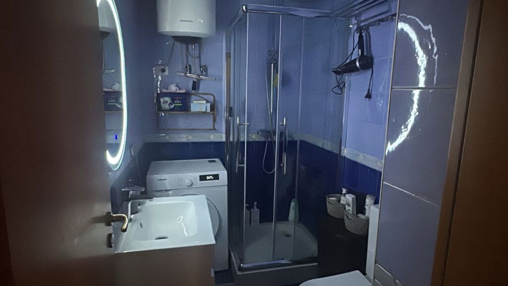 🏠 Jepet me qira apartament 2+1  📍 Në qendër të Tiranës, tek 9-katëshet, tek Prokuroria 💰 Çmimi: 80,000 lekë/muaj