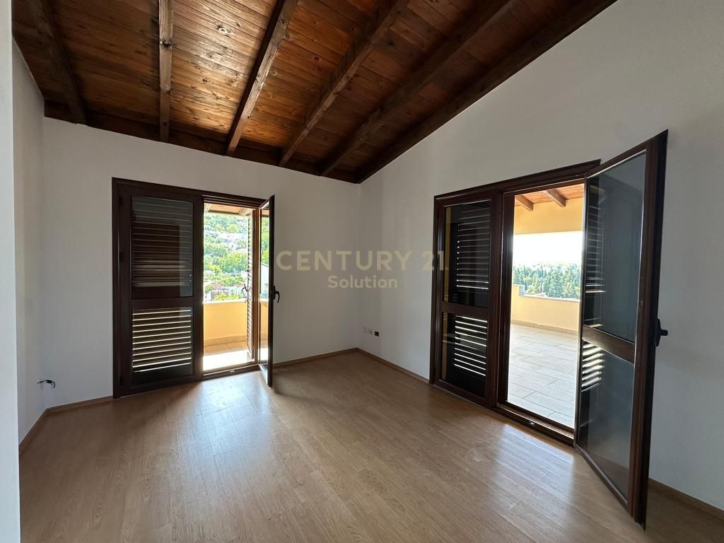 SHITET VILË 3-KATËSHE + 1 KAT NËN TOKË ,KOMBINAT 260,000 €