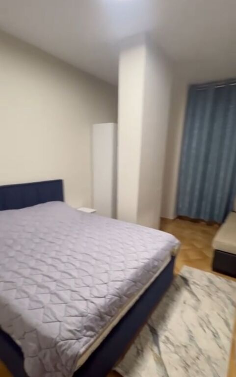 JEPET ME QIRA – APARTAMENT 1+1 📍 Super lokacion – pranë Shkollës “Petro Nini Luarasi”