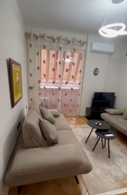 JEPET ME QIRA – APARTAMENT 1+1 📍 Super lokacion – pranë Shkollës “Petro Nini Luarasi”