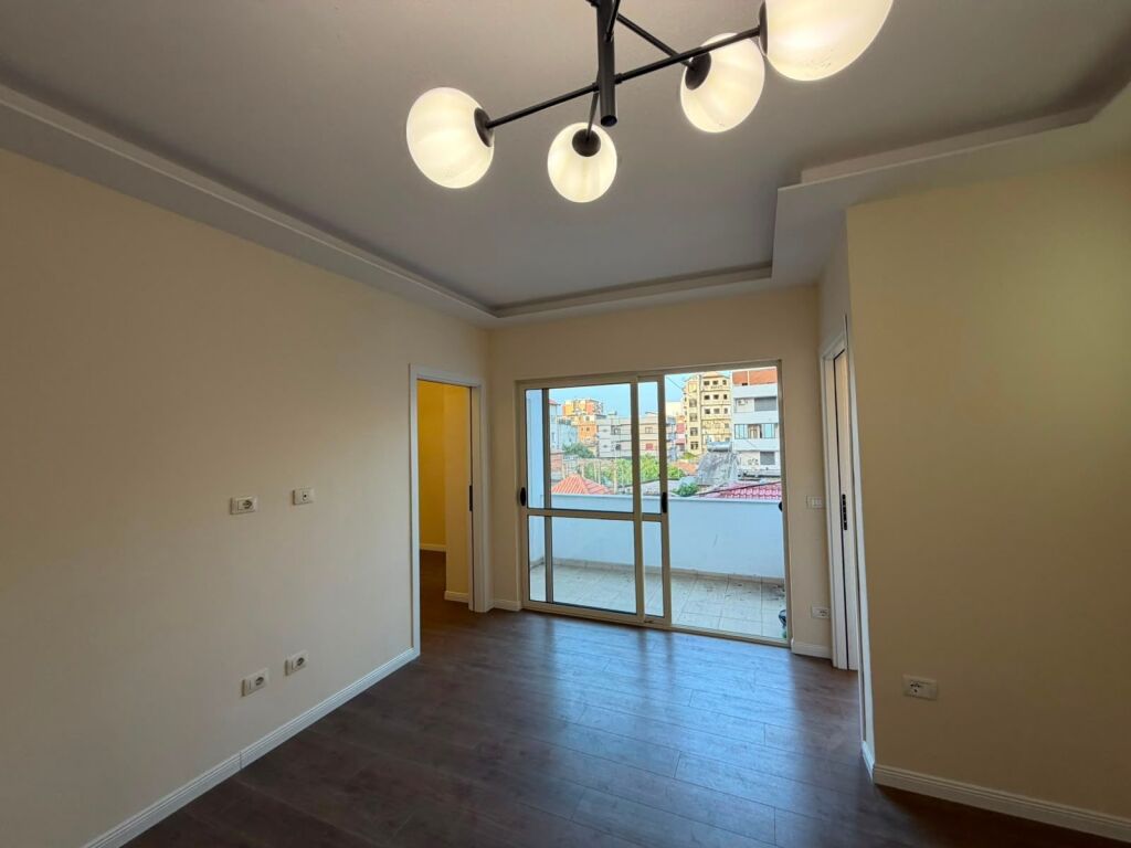 Shitet Apartament 2+1+2