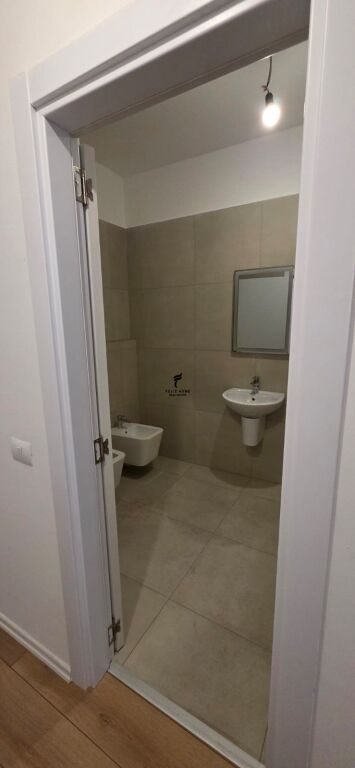 OFFICE FOR RENT 103 M2 BARRICADES STREET 110,000 LEKE FH-91438