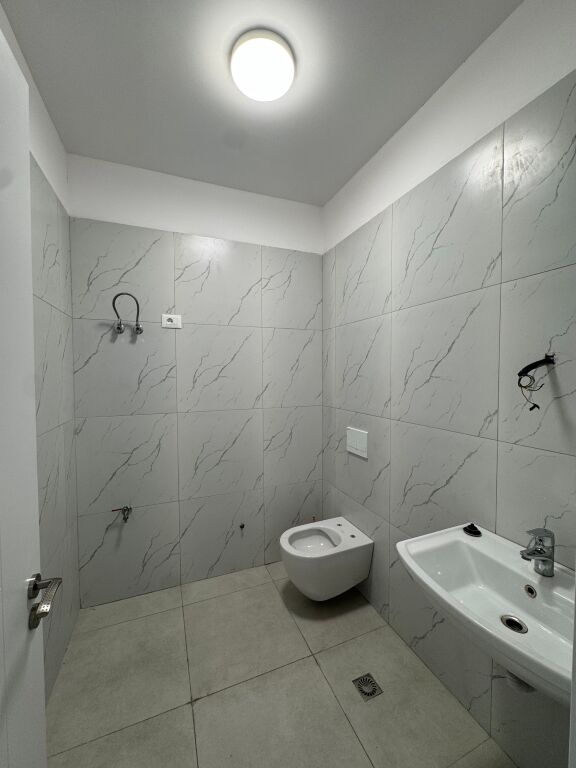 JEPET ME QERA AMBIENT KOMERCIAL 25m2| MYSLYM SHYRI, PRANË GJYKATËS SË RRETHIT