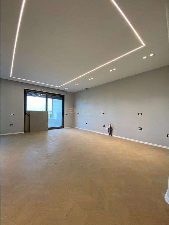 Super Apartament 2+1+2 per shitje te Liqeni i Thate