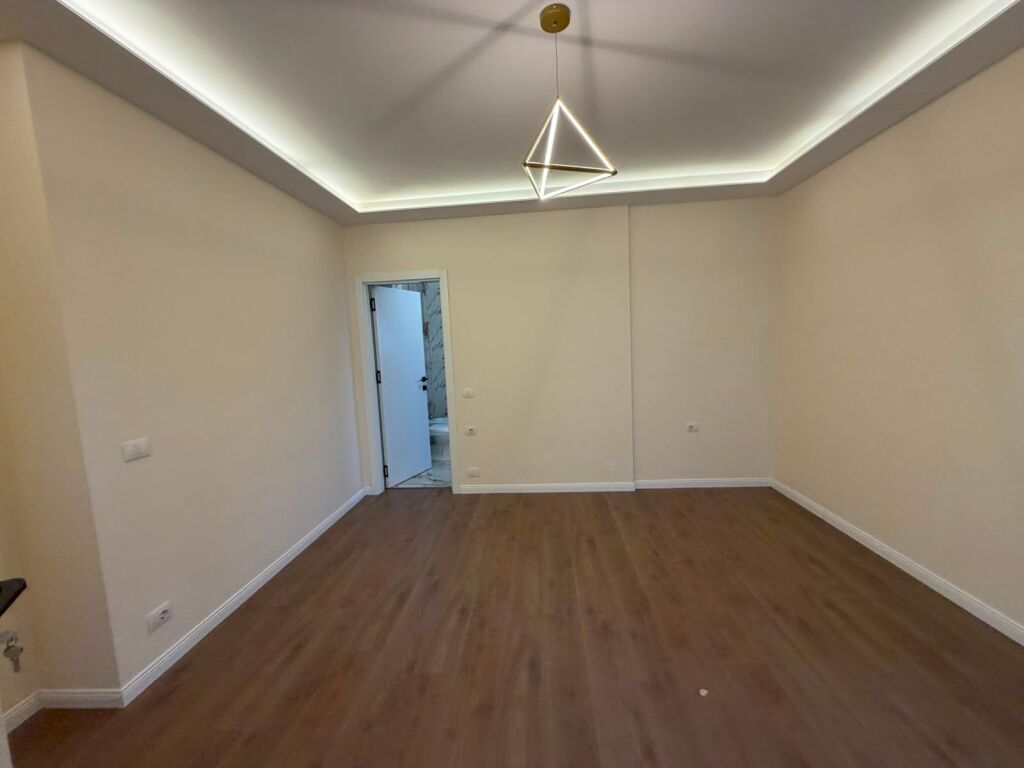 Shitet Apartament 2+1+2