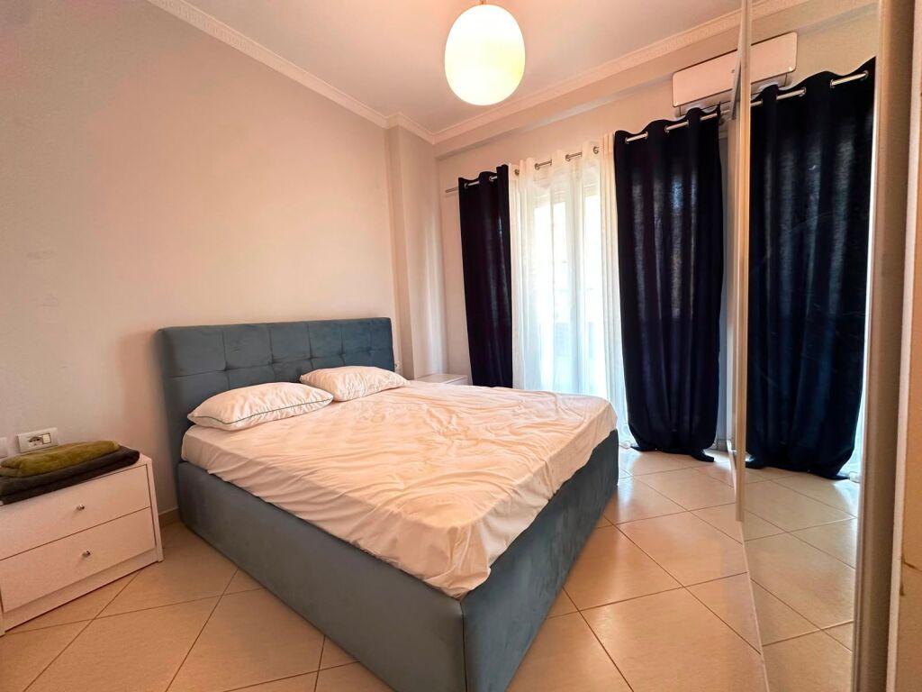 Komuna e Parisit,prane Da Capo jepet me qera apartament,2+1+2, i mobiluar.90,000Leke