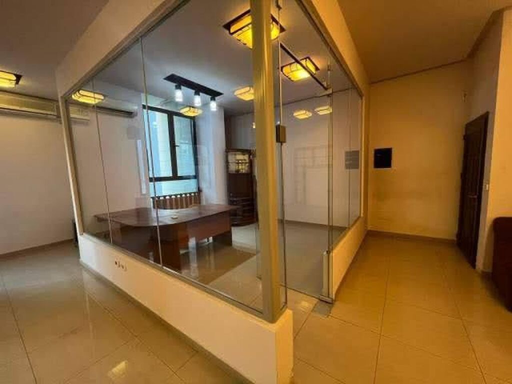 Office for rent at the Paris Commune .