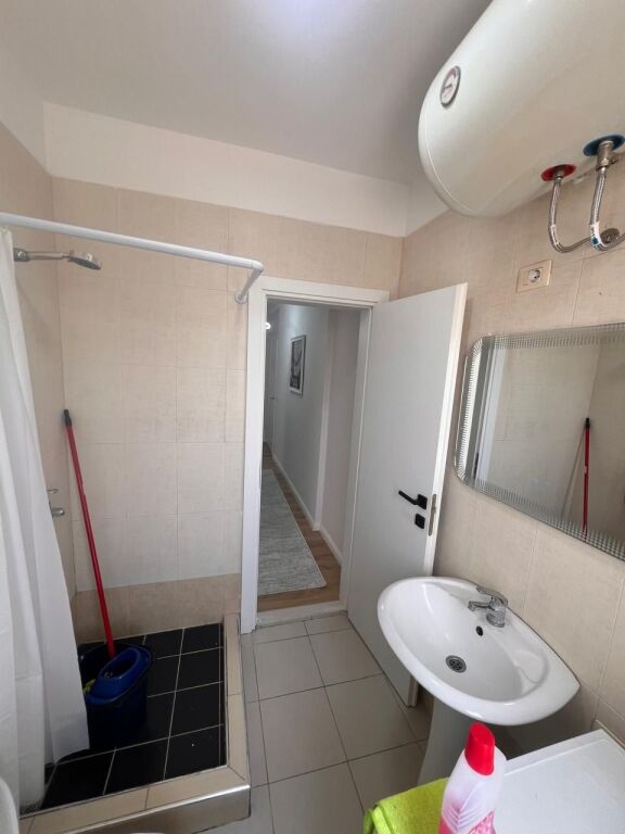 Shitet Apartament 1+1
