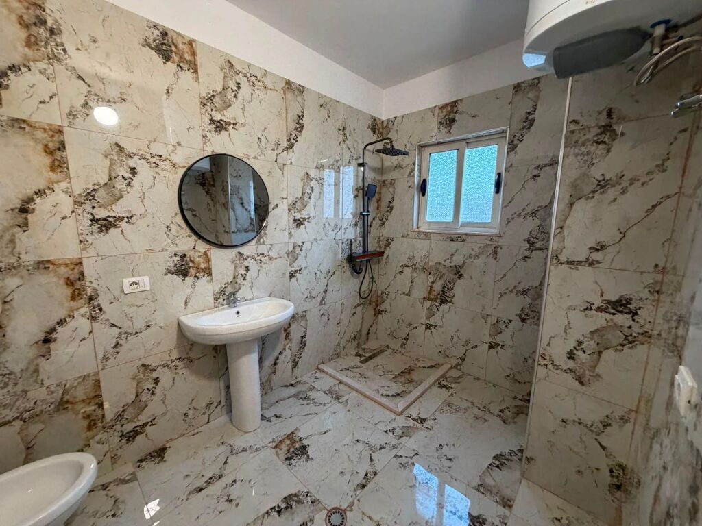 Shitet Apartament 2+1+2
