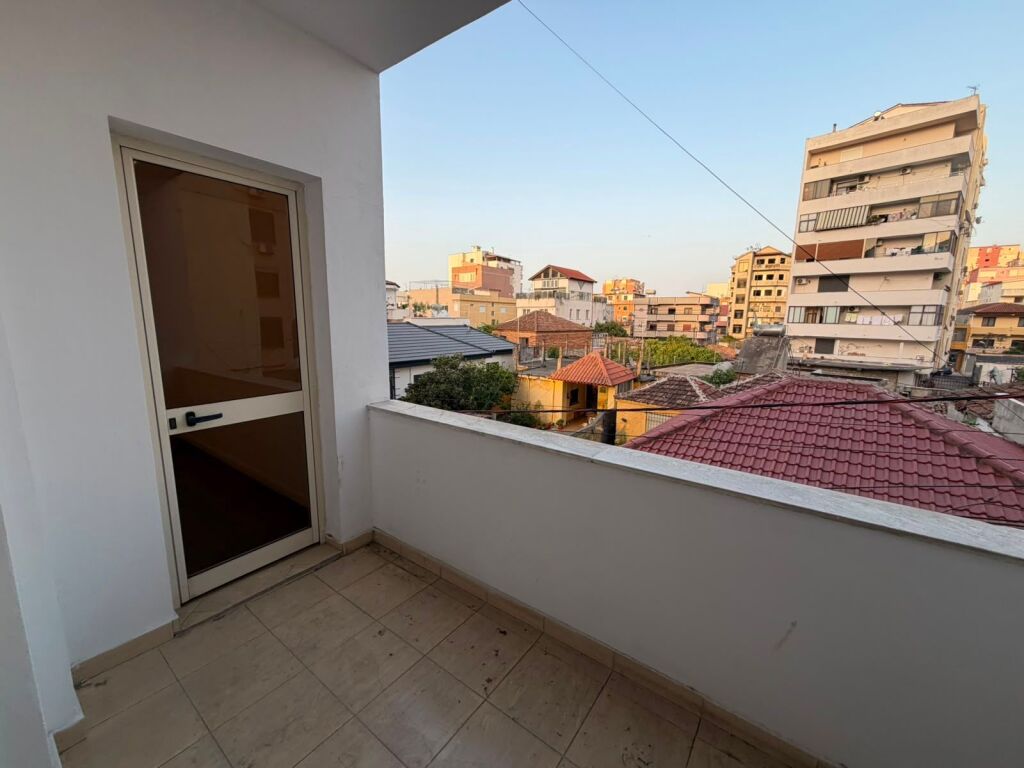 Shitet Apartament 2+1+2