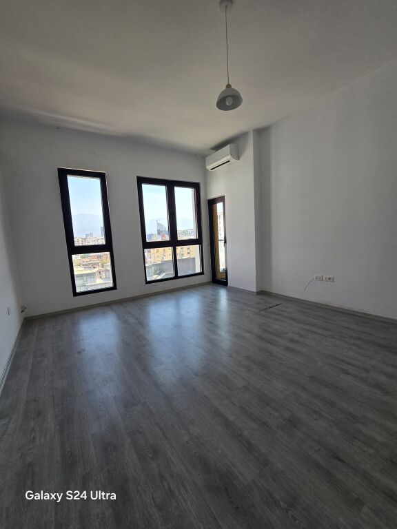 Ambient zyre me qira te Lake View