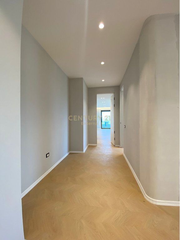 Super Apartament 2+1+2 per shitje te Liqeni i Thate