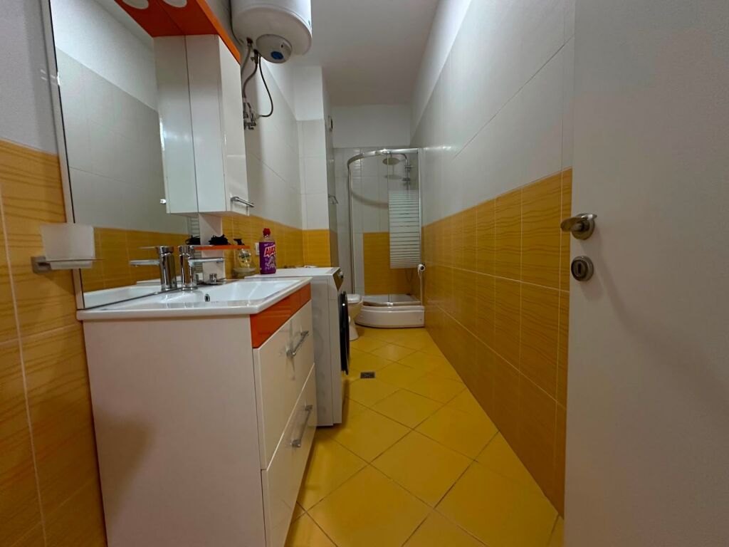 Komuna e Parisit,prane Da Capo jepet me qera apartament,2+1+2, i mobiluar.90,000Leke
