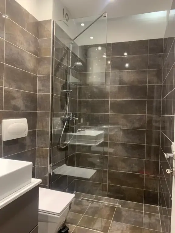 Rent | Apartament 2 + 1 | Rruga e Kavajës | 750 €/month i Disk