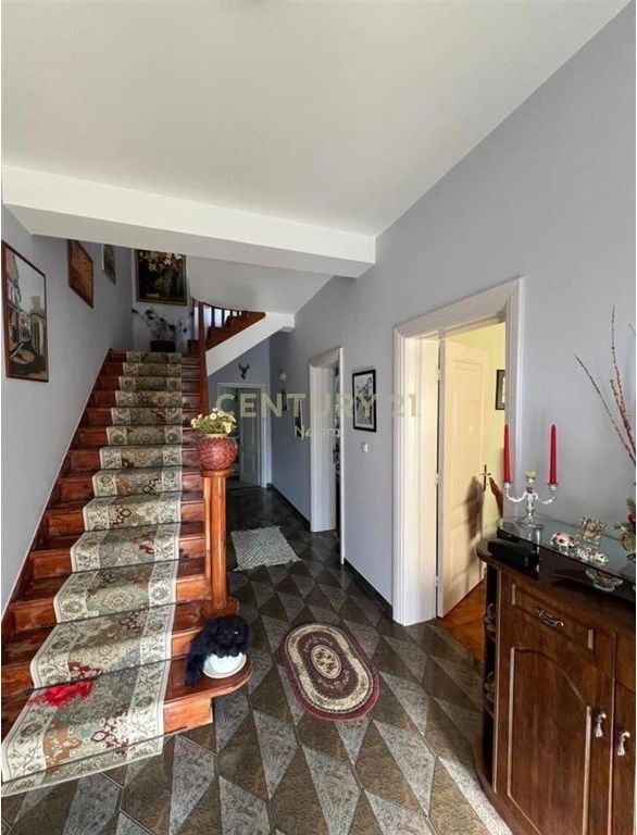 VILLA DI 4 PIANI IN VENDITA NEL CENTRO DI KORÇË - 130000 Euro