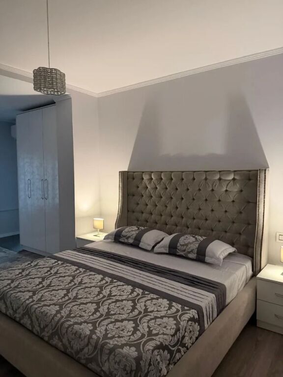Jepet apartament 2+1+2 Kuzhina te Vecuara +Verande +Depo+2 Poste Parkimi tek Liqeni i Thate .
