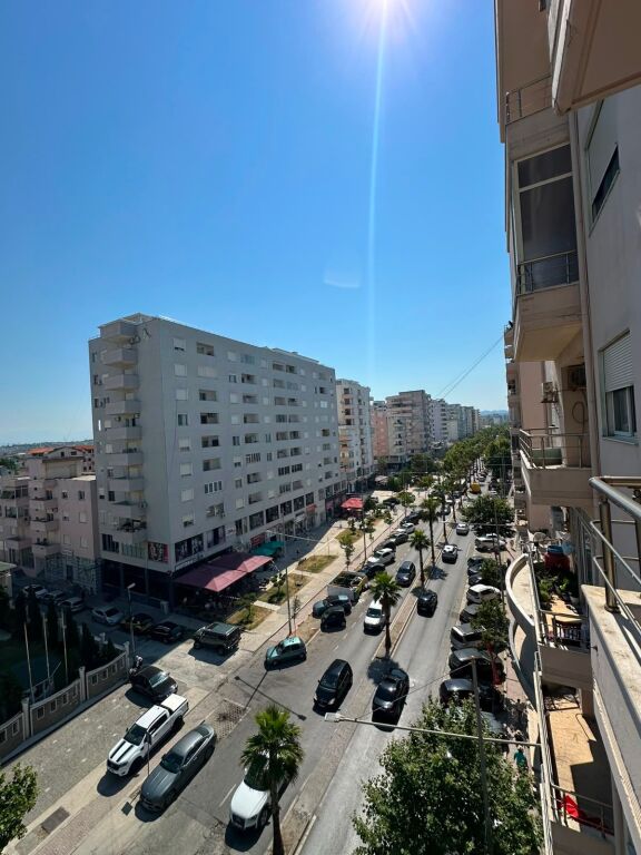 Shitet Apartament vije e pare me detin ke Rrota kuqe plazh Durres