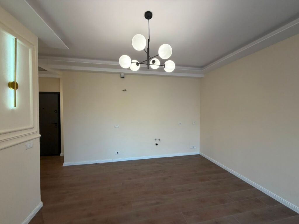 Shitet Apartament 2+1+2