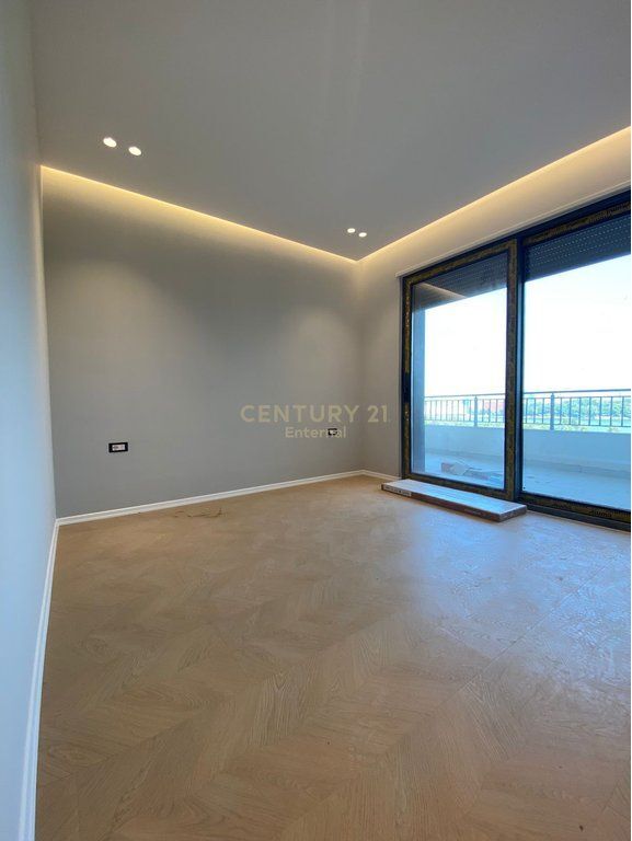Super Apartament 2+1+2 per shitje te Liqeni i Thate