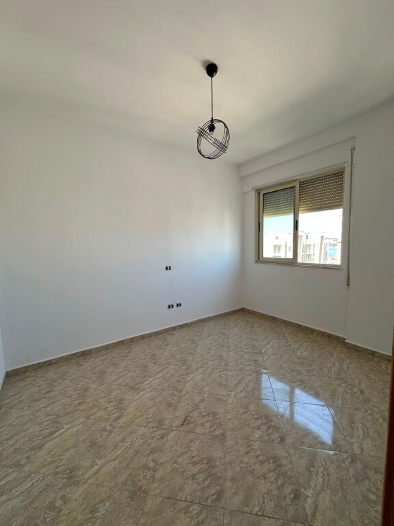 Shitet Apartament vije e pare me detin ke Rrota kuqe plazh Durres