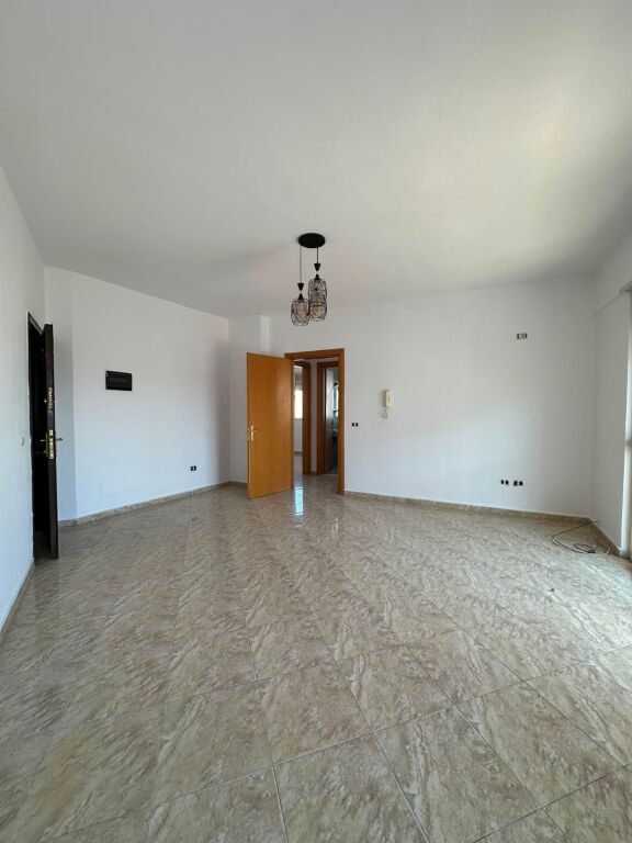 Shitet Apartament vije e pare me detin ke Rrota kuqe plazh Durres