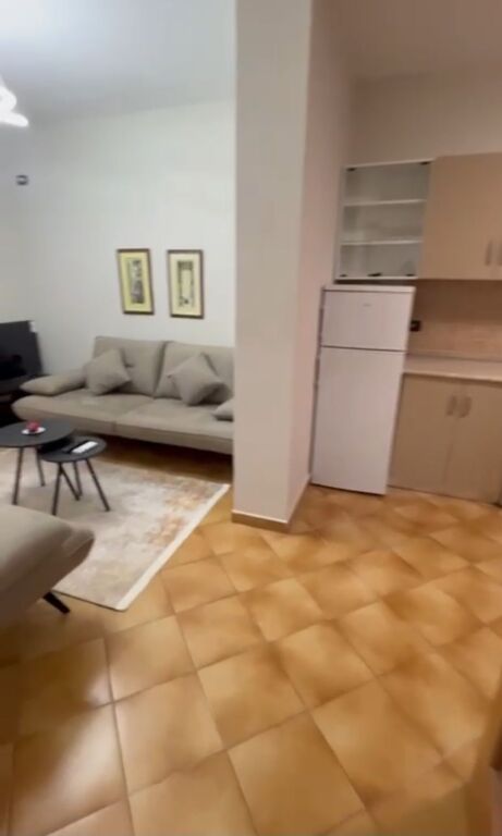 JEPET ME QIRA – APARTAMENT 1+1 📍 Super lokacion – pranë Shkollës “Petro Nini Luarasi”