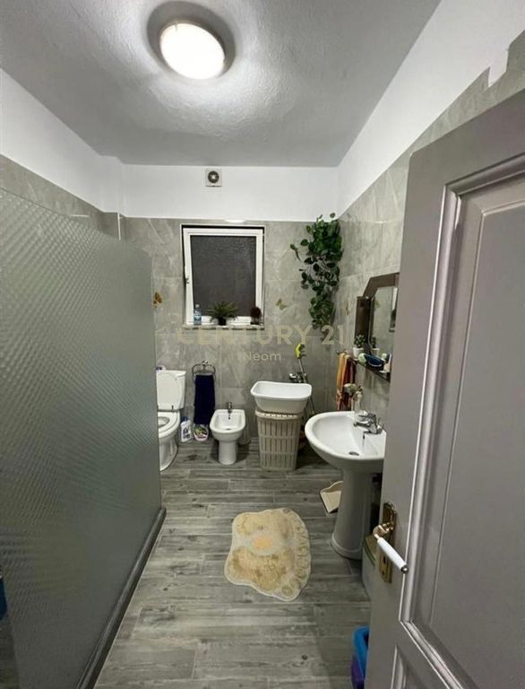 VILLA DI 4 PIANI IN VENDITA NEL CENTRO DI KORÇË - 130000 Euro