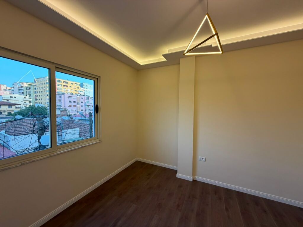 Shitet Apartament 2+1+2
