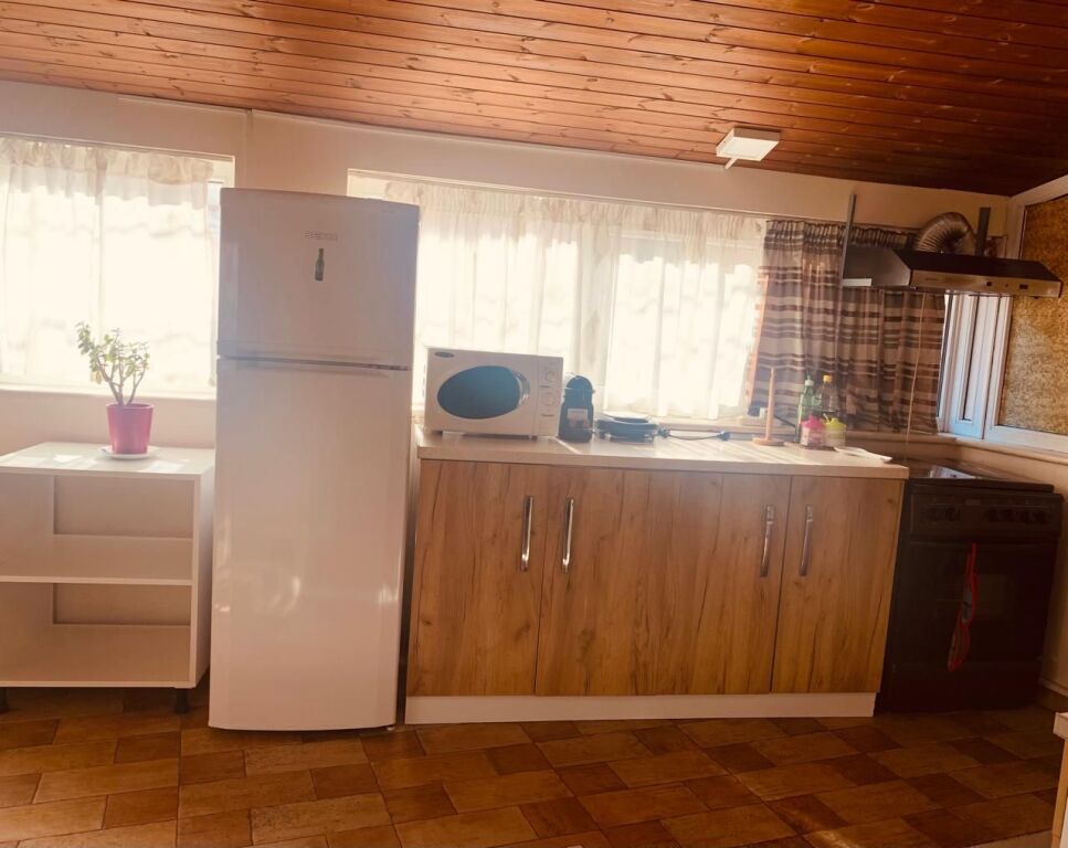 Jepet Apartament me qera 500 rruga e kavajes
