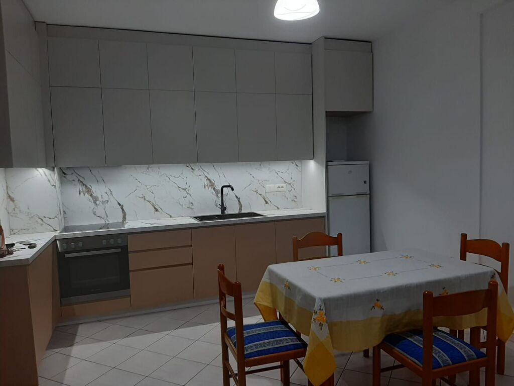 Astir,jepet me qera apartament ,2+1,i  mobiluar 55,000 Leke    