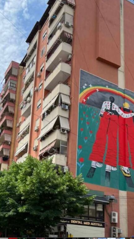 JEPET ME QIRA – APARTAMENT 1+1 📍 Super lokacion – pranë Shkollës “Petro Nini Luarasi”