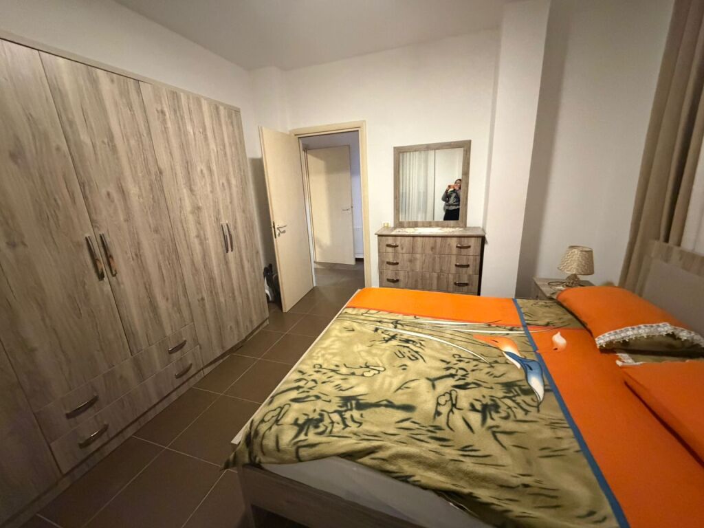 In affitto 2 +2 arredato in via Peti Liqeni That 60000 lek