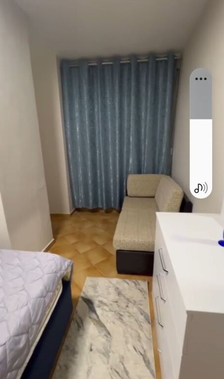 JEPET ME QIRA – APARTAMENT 1+1 📍 Super lokacion – pranë Shkollës “Petro Nini Luarasi”